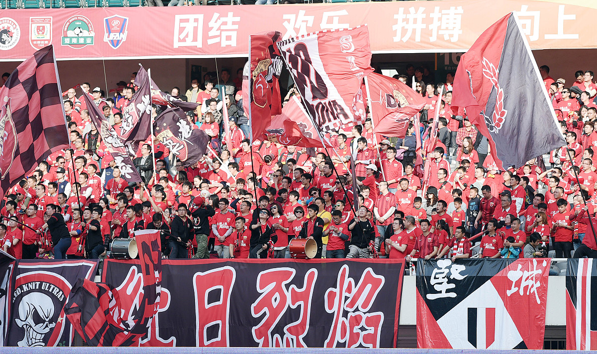 顽强作战！球队在国际赛场上迎来胜利