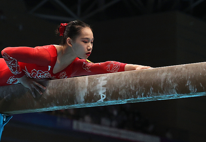 美国女子体操新星夺冠赢得掌声和喝彩 美国女子体操新星夺冠赢得掌声和喝彩