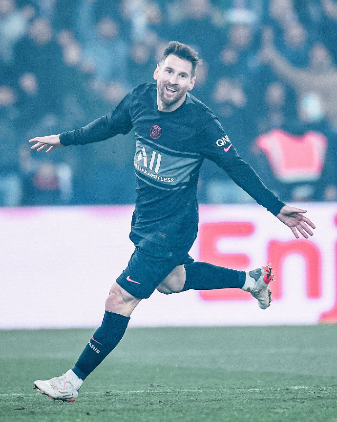 梅西迎接国际足球新生活，在巴黎大放光芒