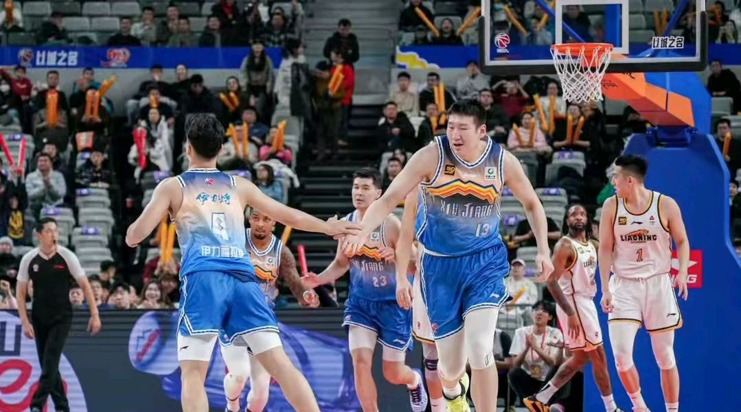 新疆男篮在主场迎战辽宁队 新疆男篮在主场迎战辽宁队
