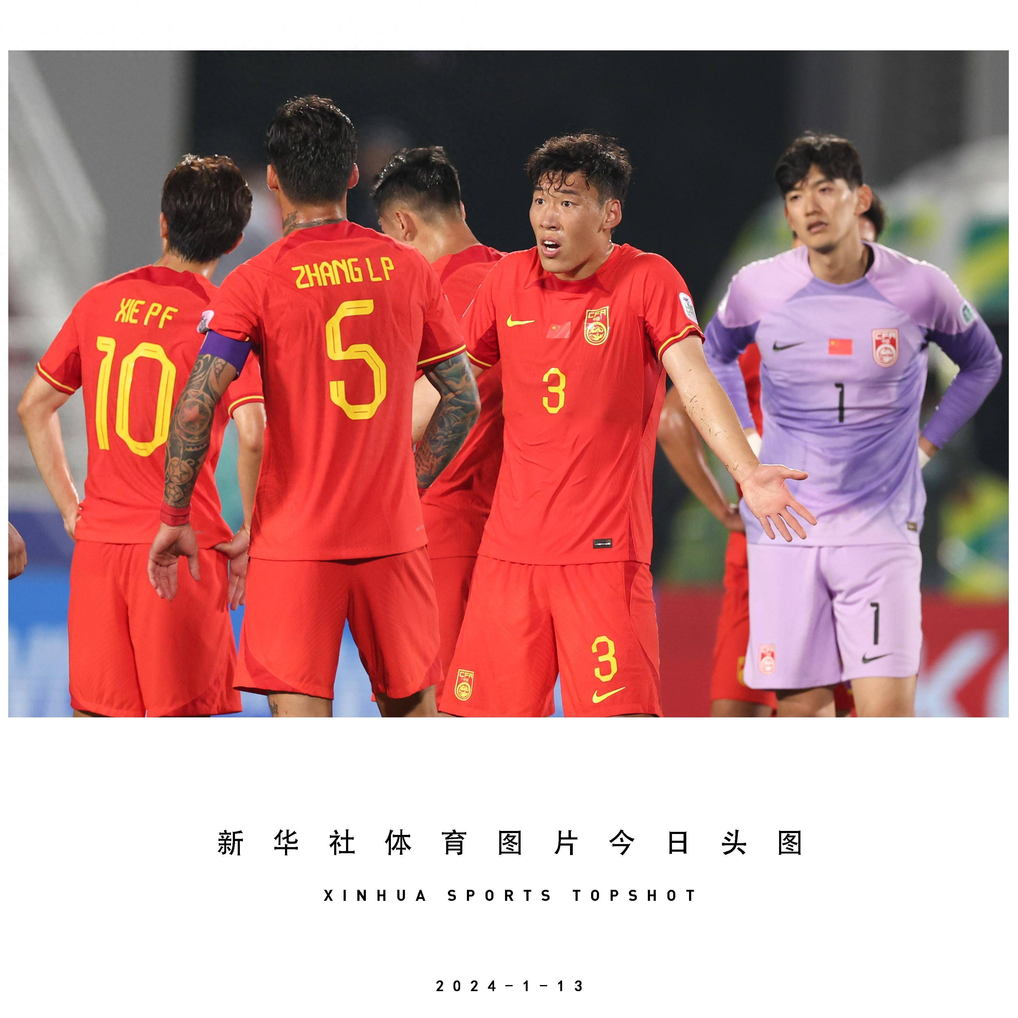 中国足球队在比赛中展现出战斗力