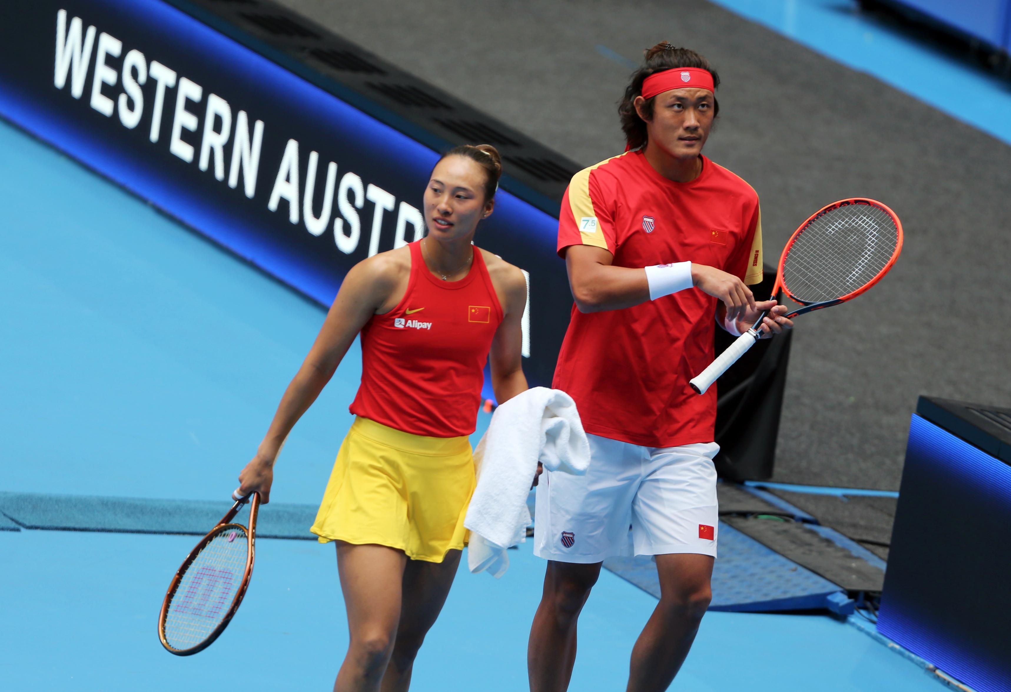 体育赛场上女队员们的团结合作备受赞扬