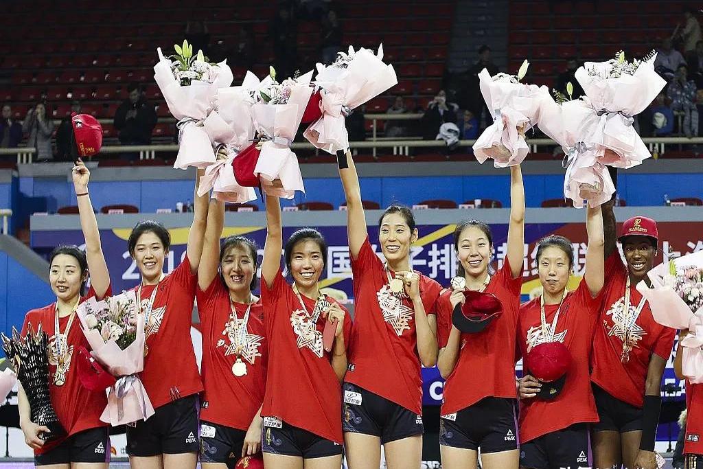 体育赛场上女队员们的团结合作备受赞扬