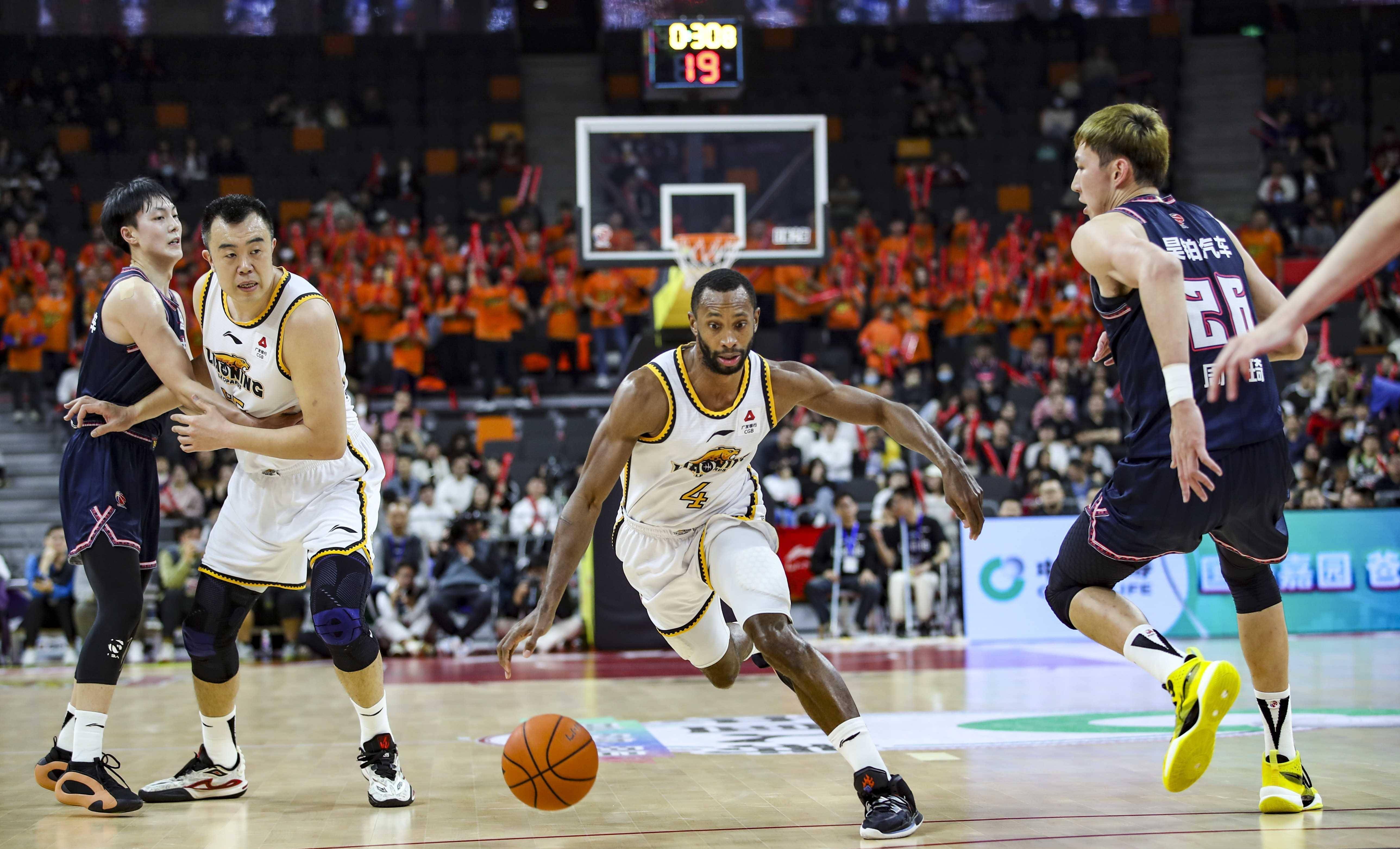 沃尔夫斯堡队员顽强拼搏，追求胜利