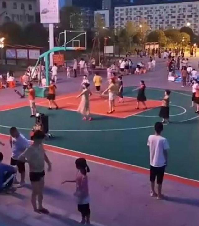篮球赛场上发生的精彩瞬间让人流连忘返
