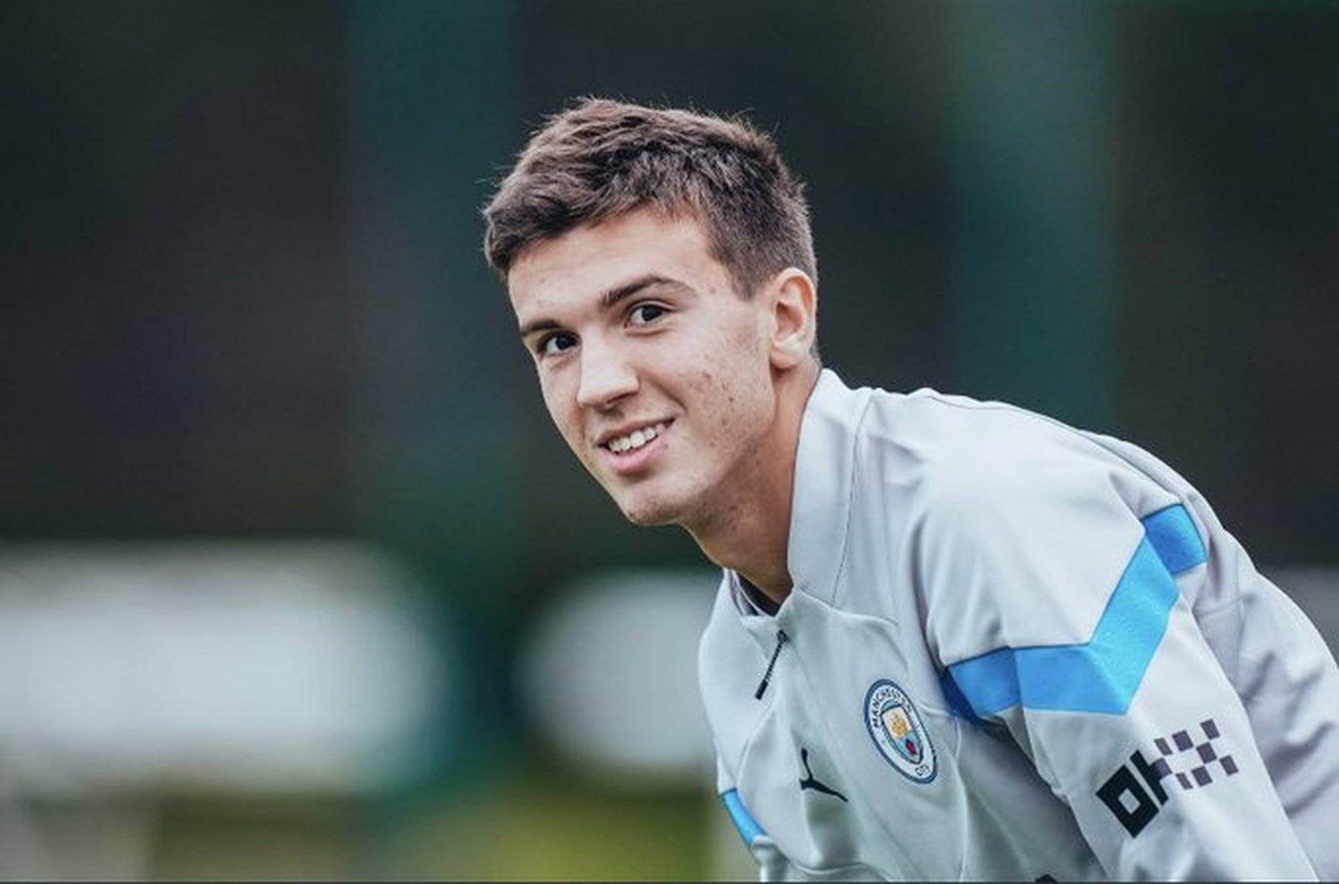 曼城官方宣布签下新秀年轻球员，提升青训建设
