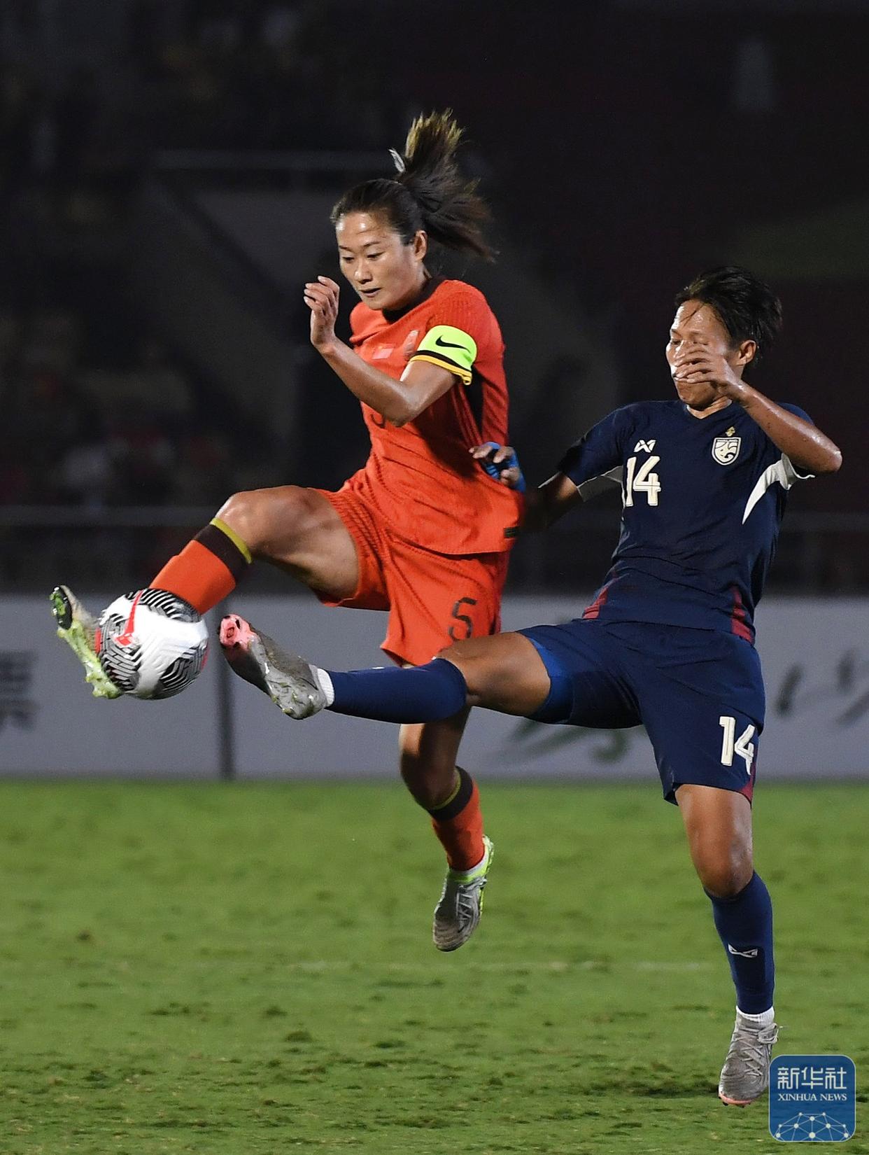 球场厮杀！女足国家队争夺冠军