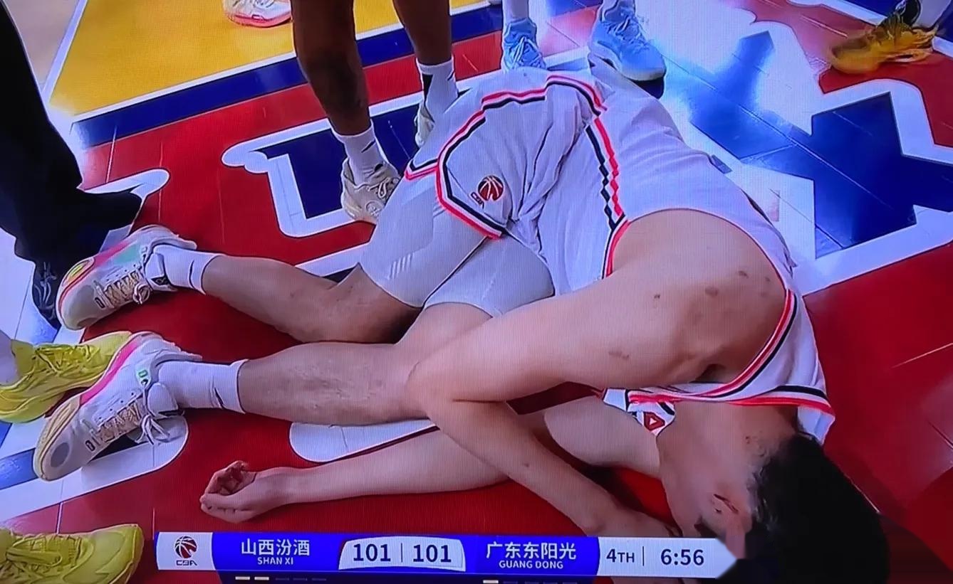 中国篮球职业联赛中的惊险一幕