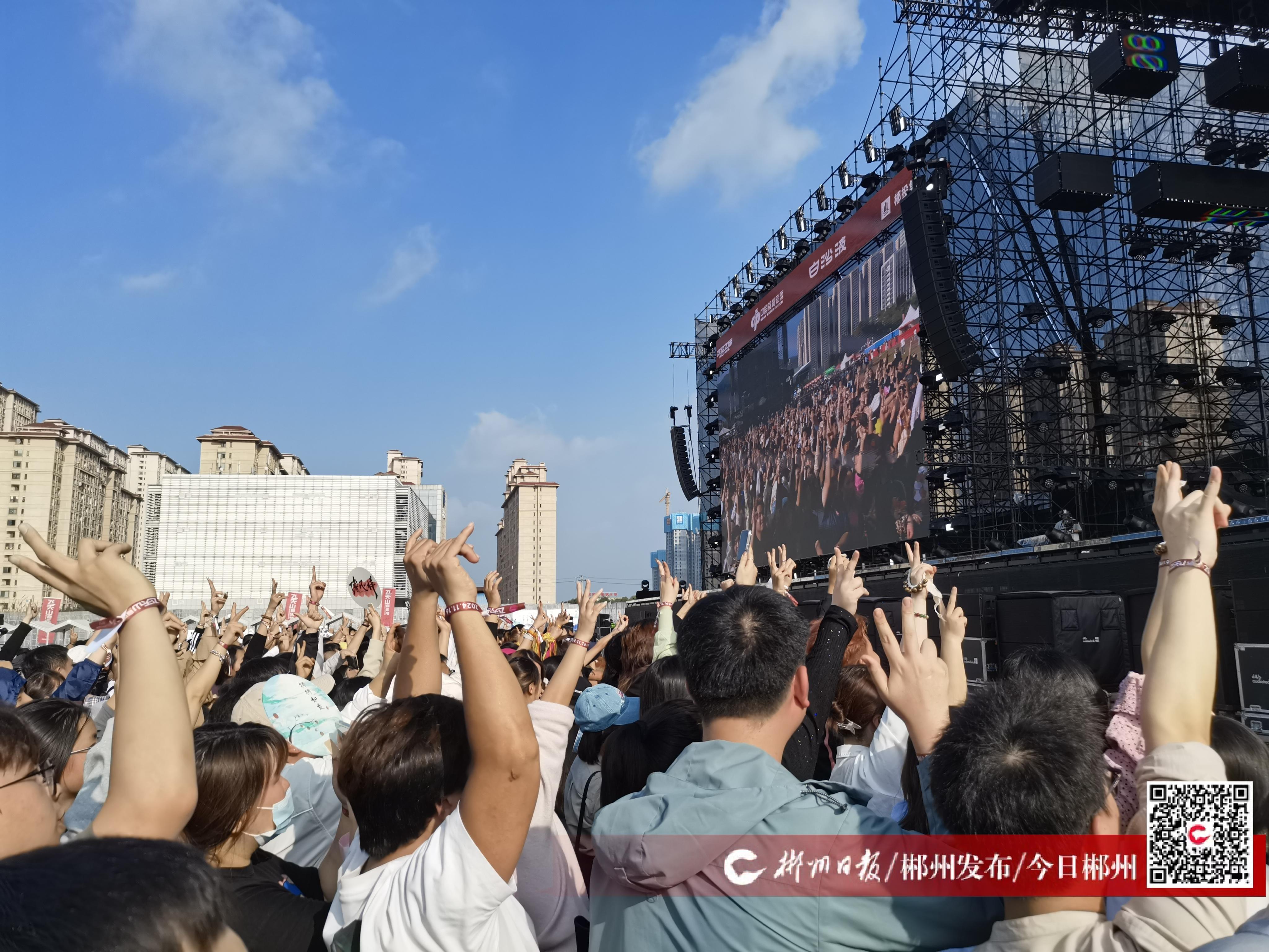 观众热情高涨，现场气氛火爆