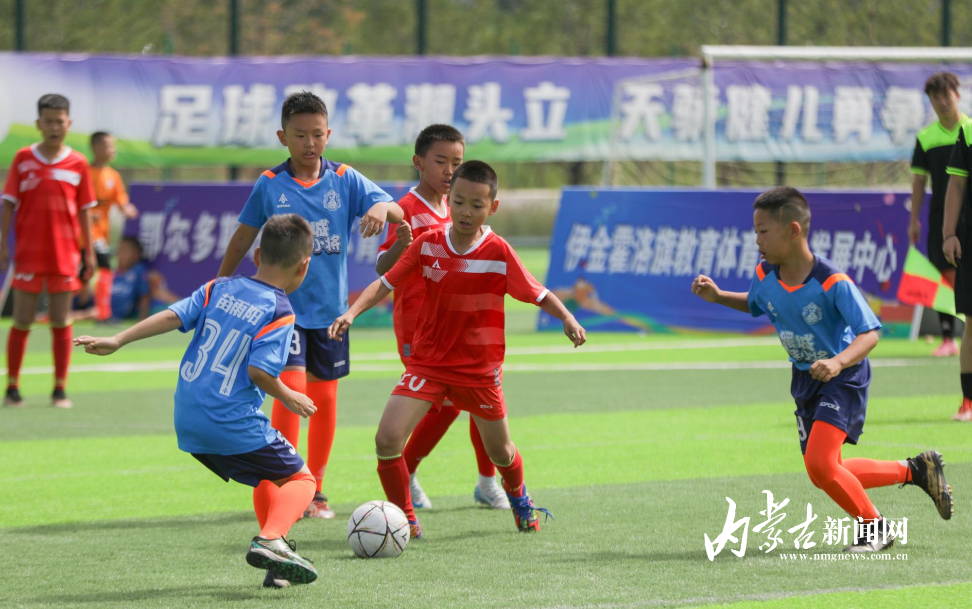 足球比赛现场球员交流互动，增进战队凝聚力