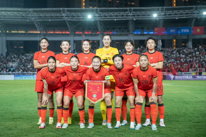 精湛技艺！中国女足球员斩获胜利！