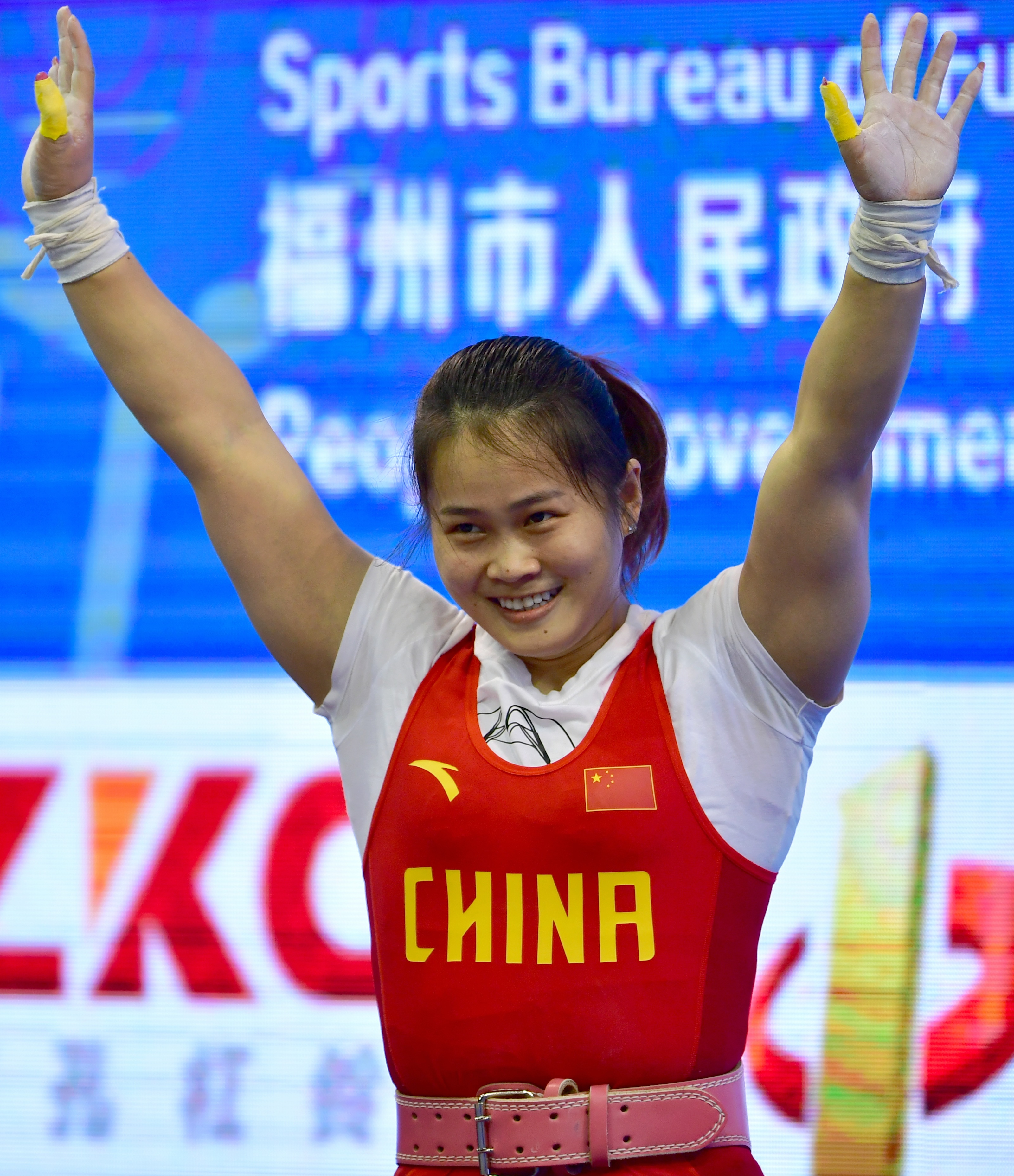 星空体育-举重女子48公斤级决赛擂台，中国选手全力以赴夺冠！