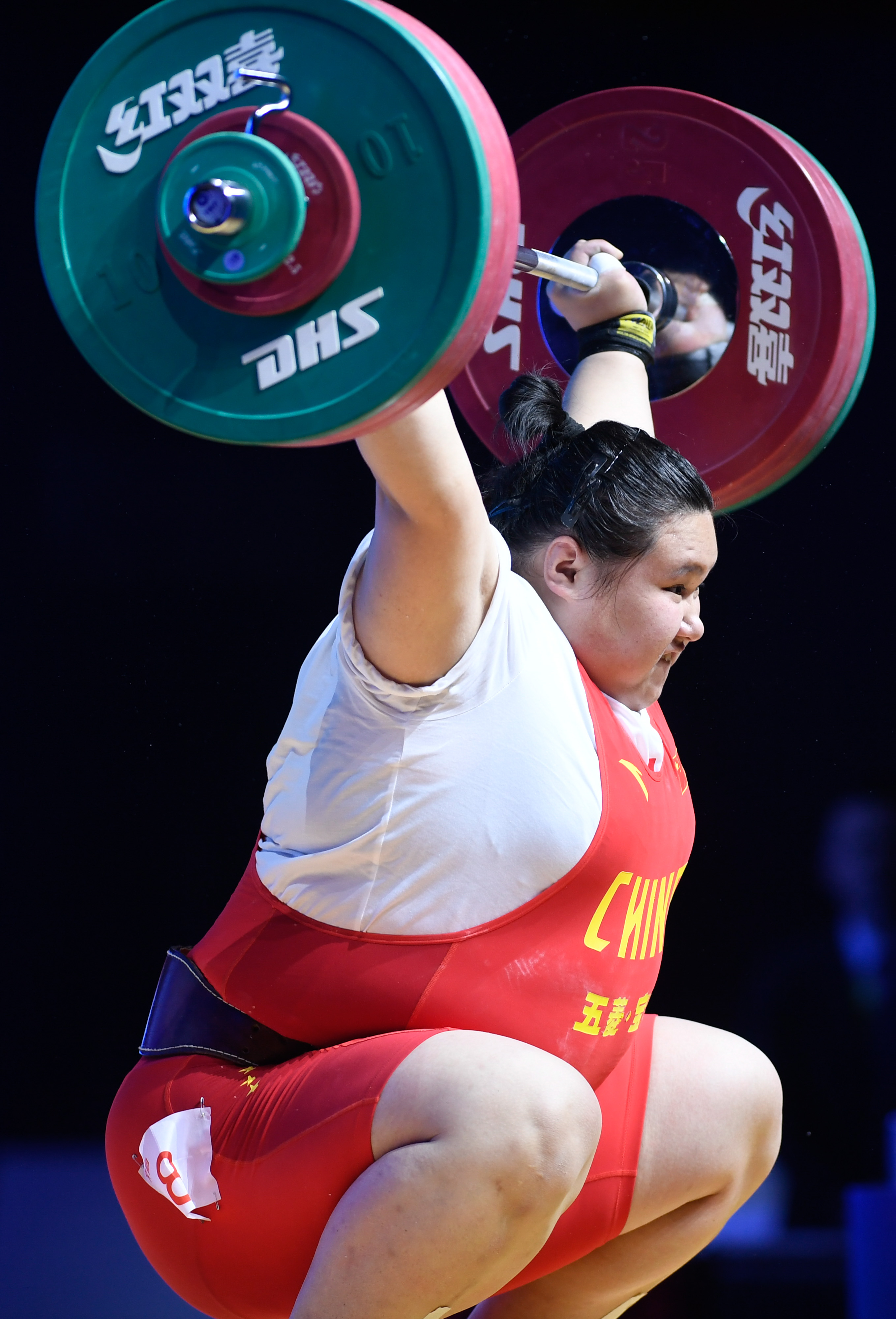 举重女子48公斤级决赛擂台，中国选手全力以赴夺冠！