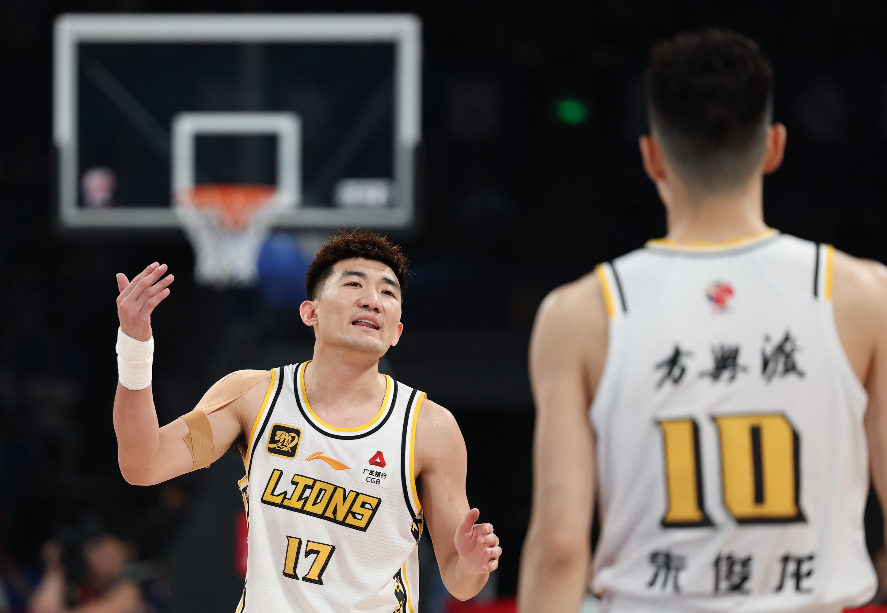 两支中国篮球职业联赛球队场上激战