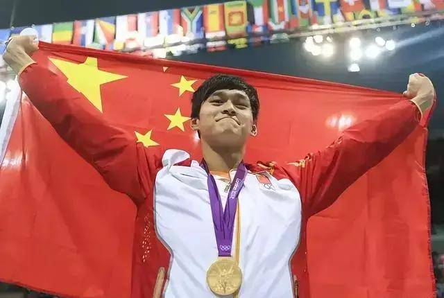 游泳传奇选手在比赛中彰显实力勇夺金牌