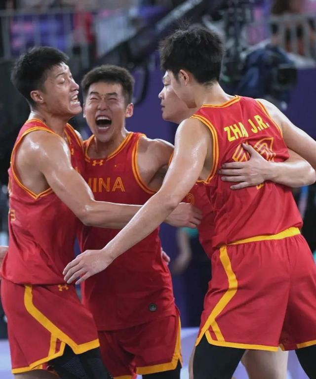 顽强拼搏！球员血性大发，全力争夺胜利