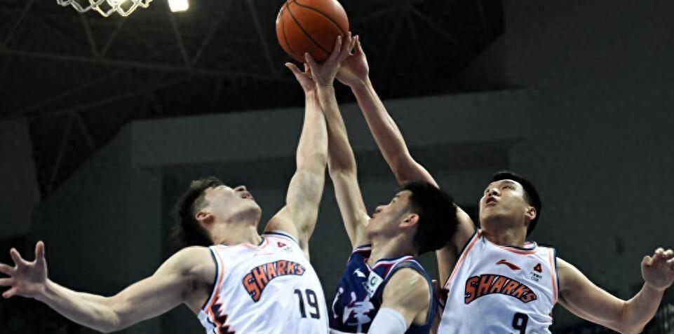 山西队艰难逆袭，惊险战胜上海男篮