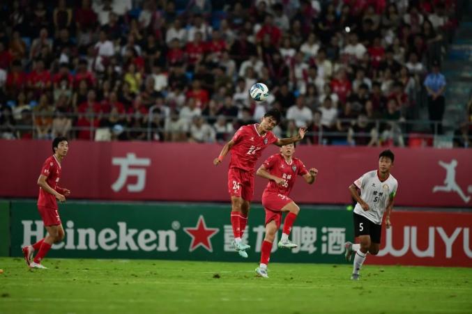 欧洲国家队比赛场面精彩绝伦，球员全力拼搏