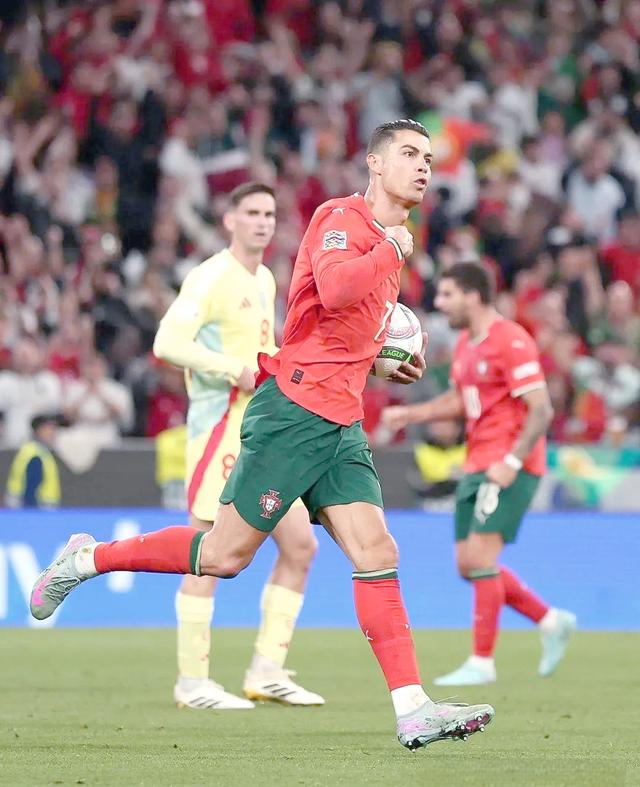 欧洲国家队比赛场面精彩绝伦，球员全力拼搏