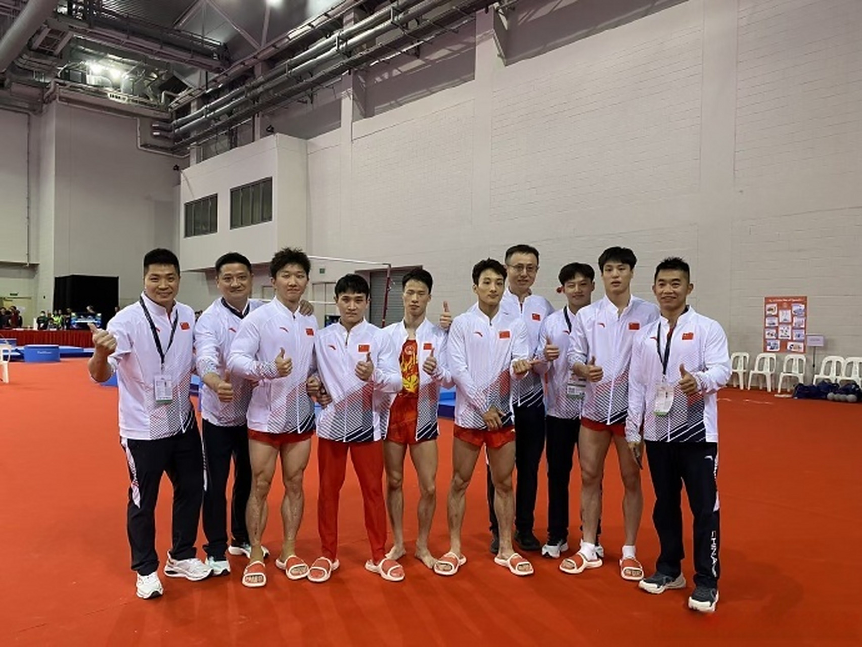 体操男团在团体赛中展现团队精神