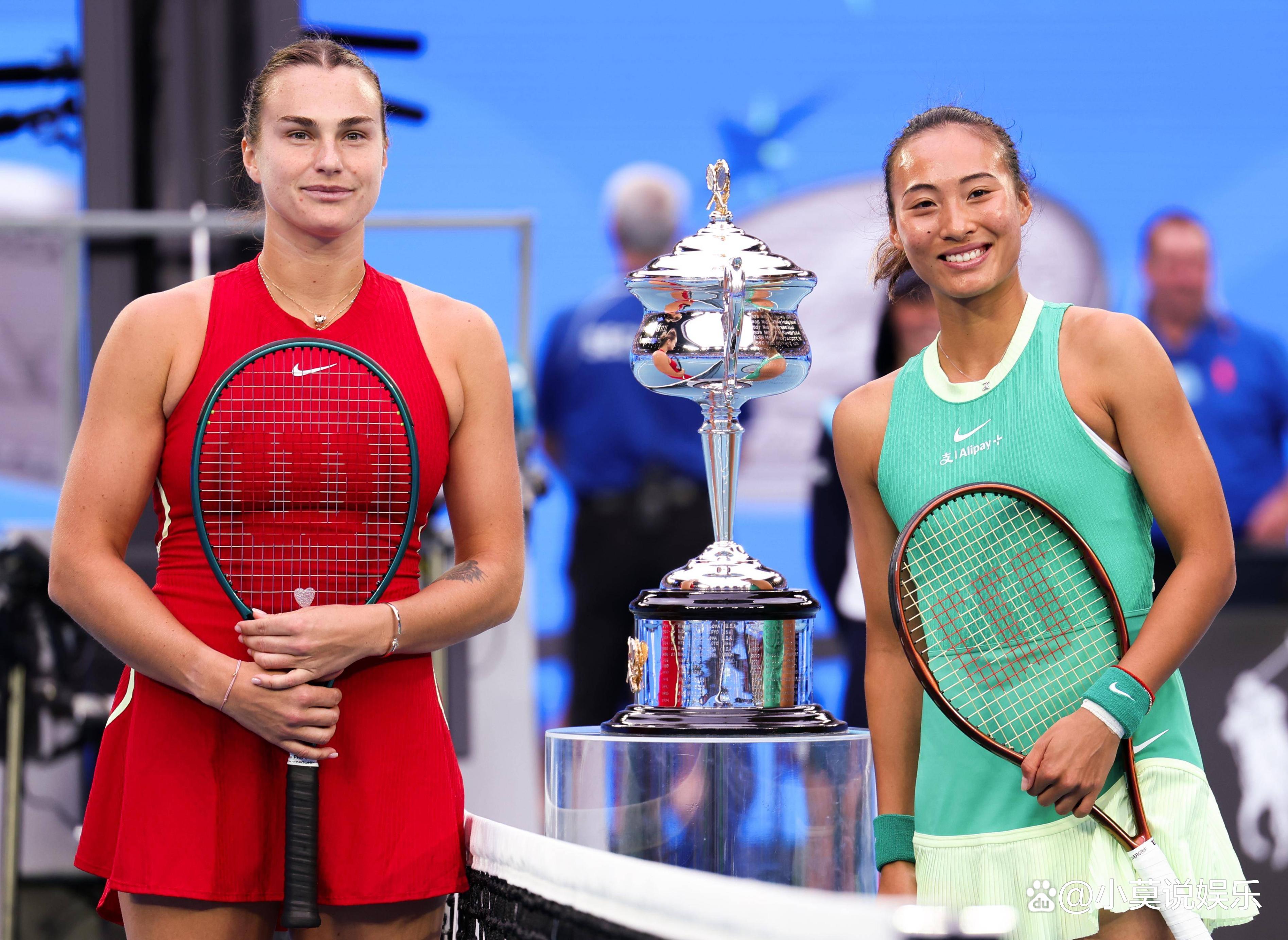 球员集体庆祝连入网球为球队带来荣誉