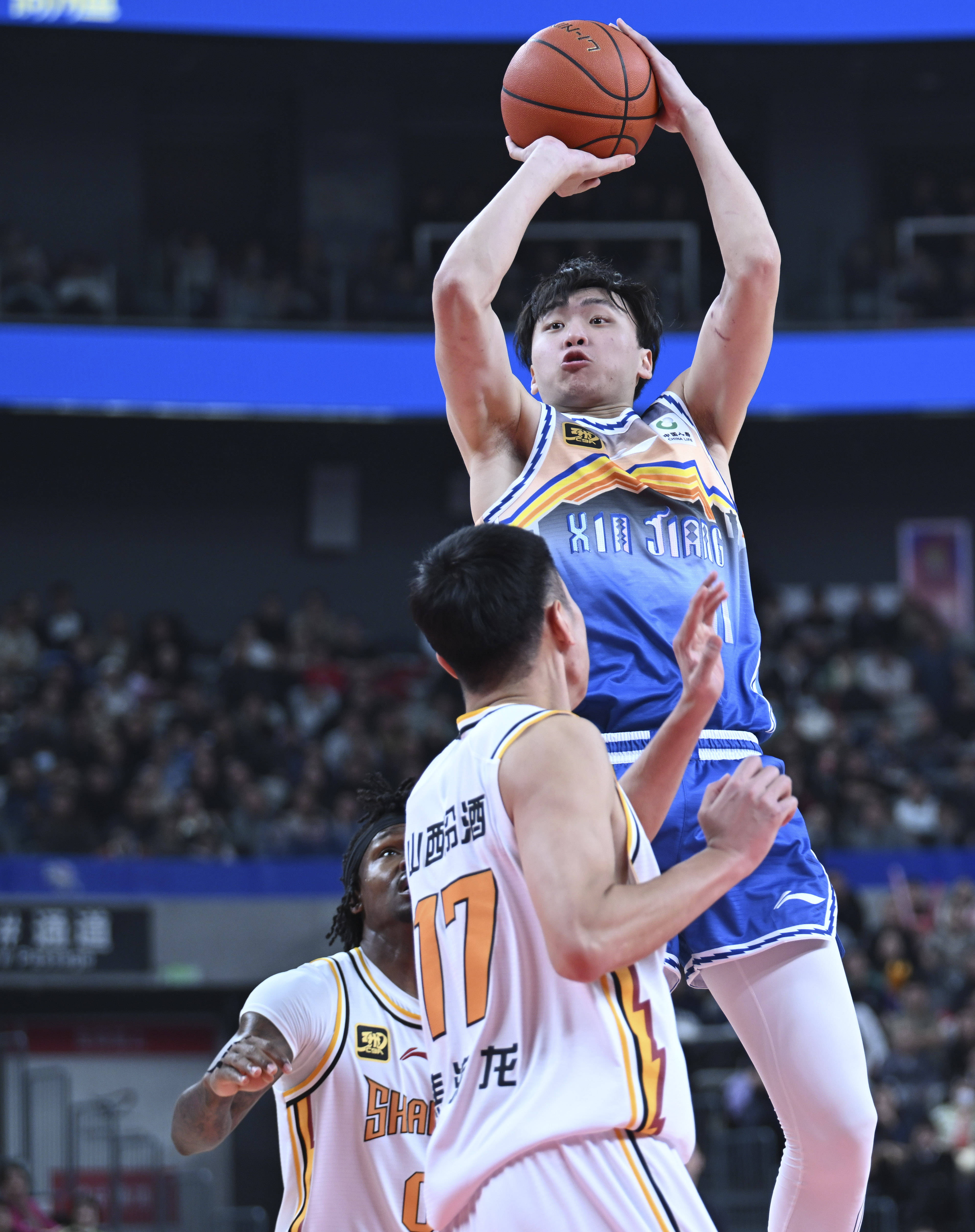 重庆男篮与山西队争夺胜利权益