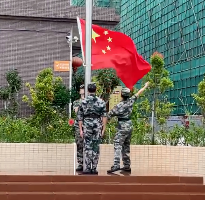 立陶宛队昂首阔步，跨越艰难