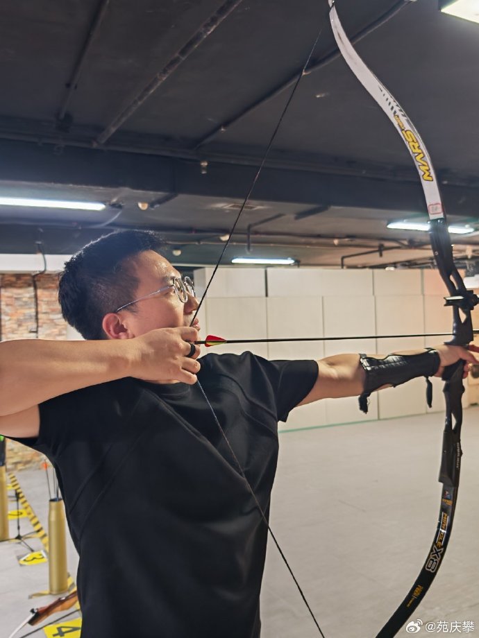 丹麦射箭选手冷静应对,一箭射中靶心 丹麦射箭选手冷静应对,一箭射中靶心