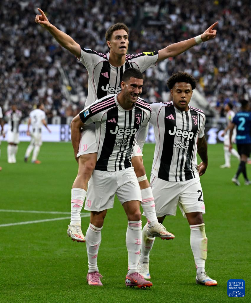 尤文图斯球员庆祝进球,全队士气高昂 尤文图斯球员庆祝进球,全队士气高昂
