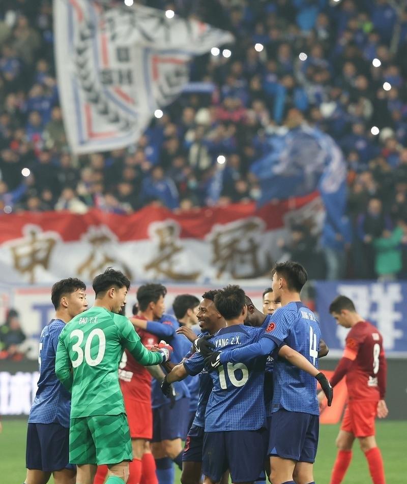 知名球员受伤退出赛场,球队面临亚冠挑战 知名球员受伤退出赛场,球队面临亚冠挑战