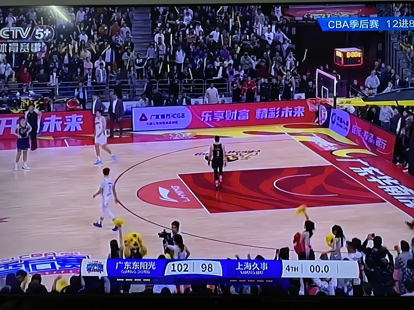 广东男篮在主场击败江苏队，豪取胜利