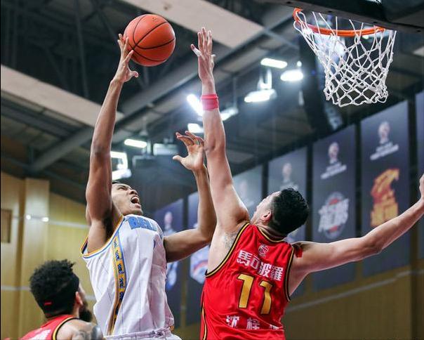 雄狮主帅战术精准,指挥球队成功击败强敌 雄狮主帅战术精准,指挥球队成功击败强敌