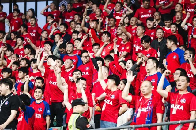 国内足球职业大胜利：球队风采尽显称霸球坛