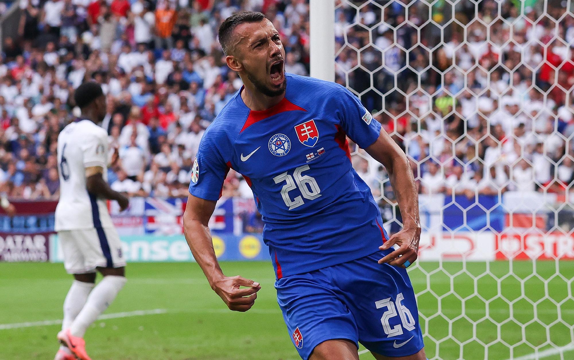 北马其顿惊险晋级欧洲国家杯正赛,完成历史性突破 北马其顿惊险晋级欧洲国家杯正赛,完成历史性突破