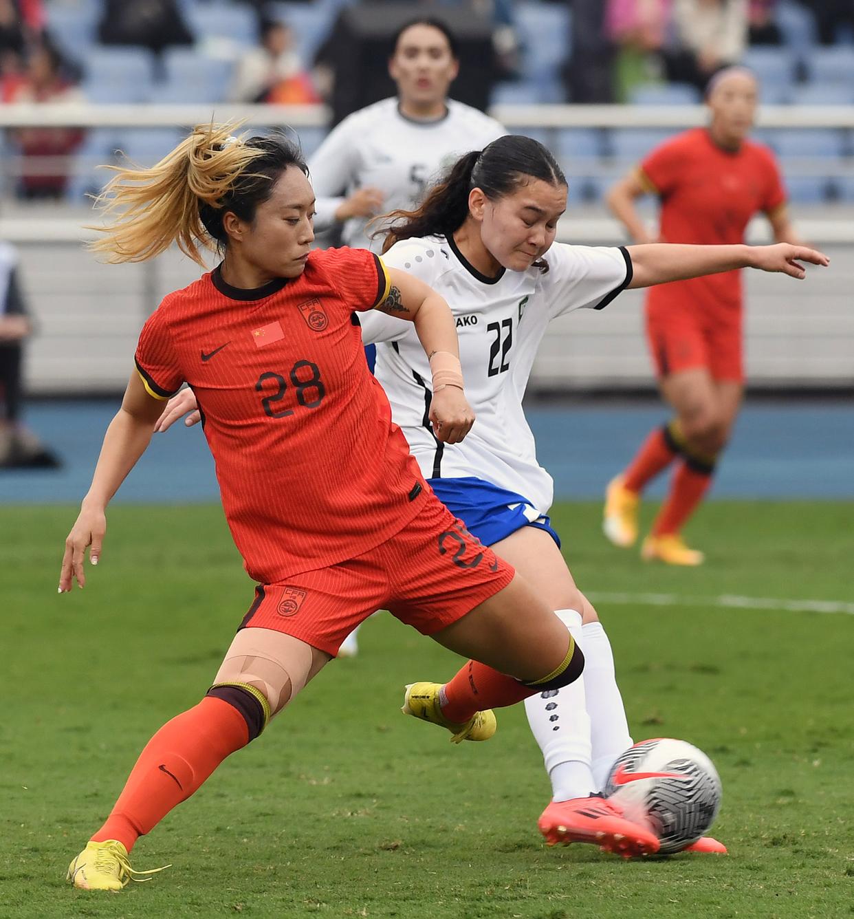 球场义气!女足锦标赛团队精神彰显 球场义气!女足锦标赛团队精神彰显