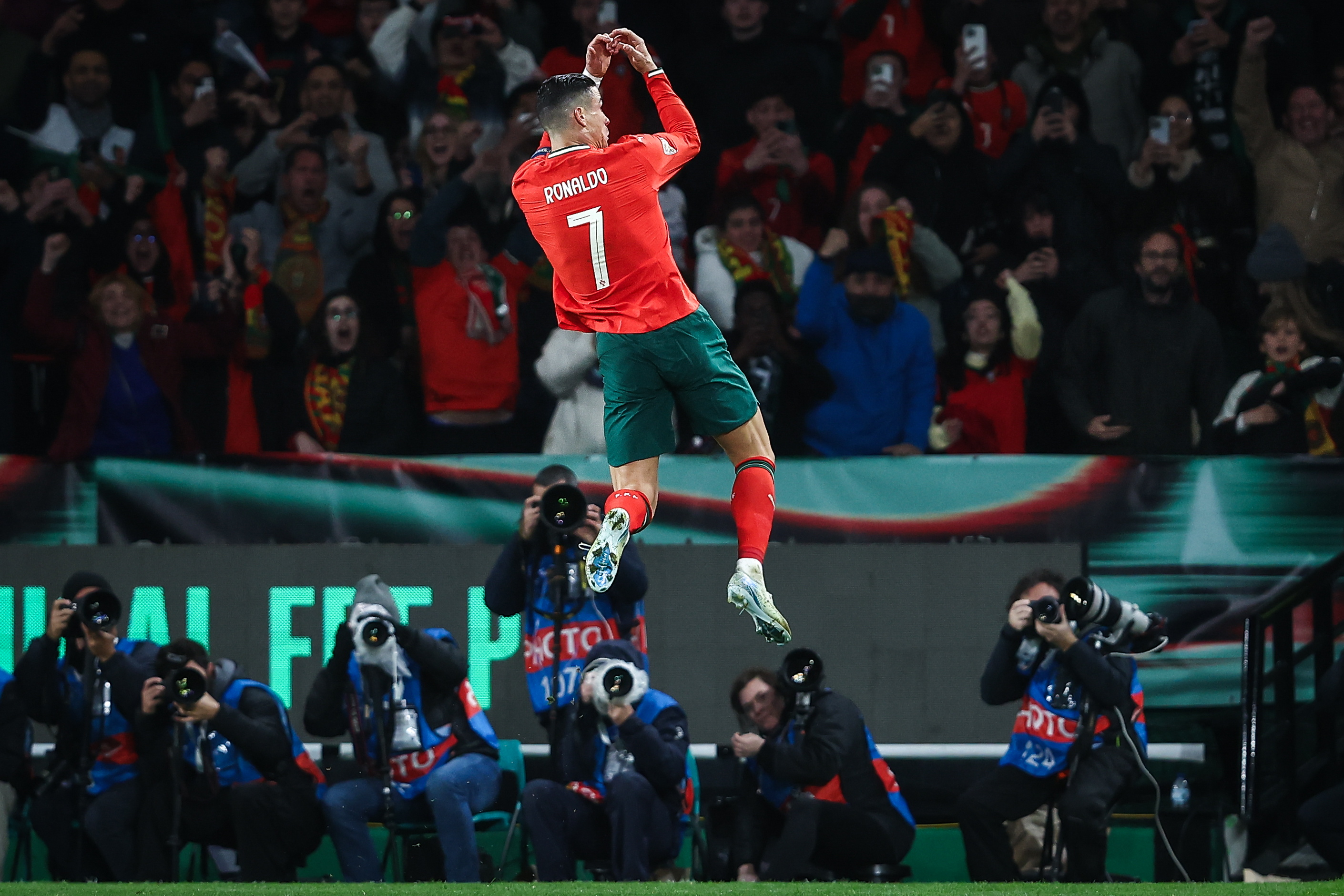 葡萄牙球员在比赛中受伤下场 葡萄牙球员在比赛中受伤下场