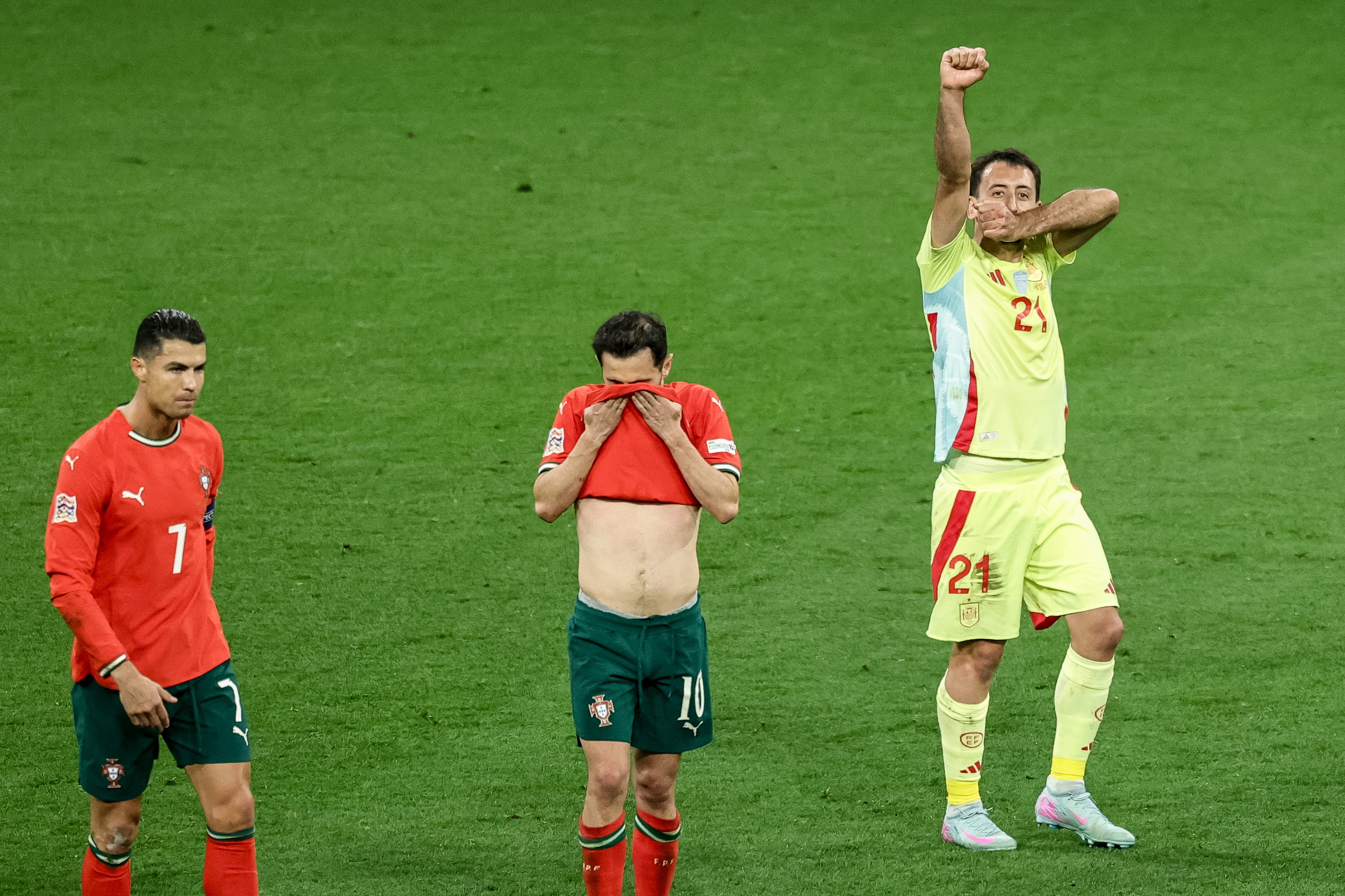 葡萄牙球员在比赛中受伤下场 葡萄牙球员在比赛中受伤下场