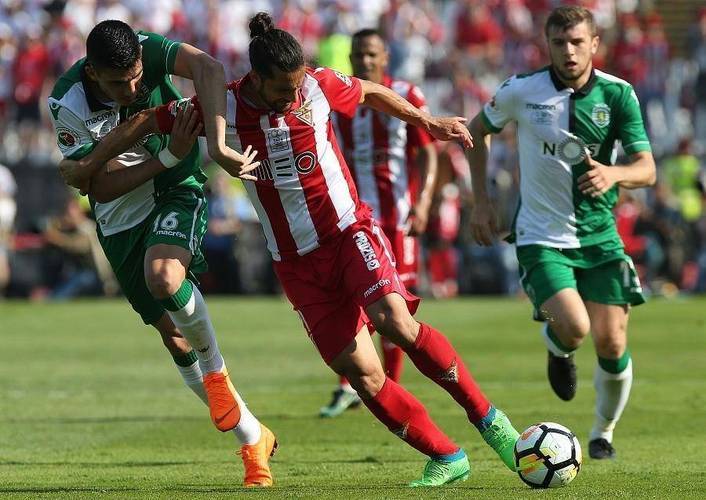 经典足球战役：球场上对决看点十足