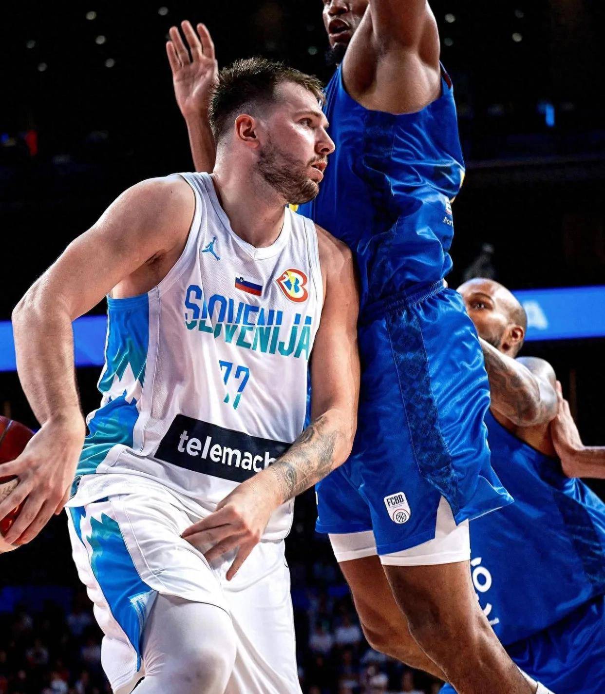 澳大利亚男篮在世界杯赛场上获得胜利