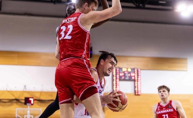 国王内线当头直上,球队整体实力有所提升 国王内线当头直上,球队整体实力有所提升