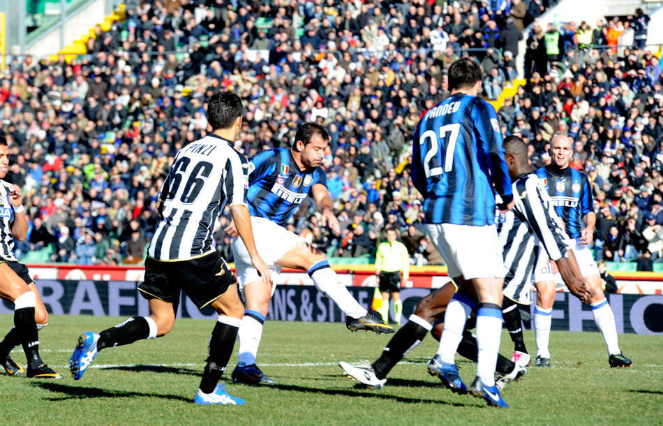 乌迪内斯队员在场上表现亮眼 乌迪内斯队员在场上表现亮眼