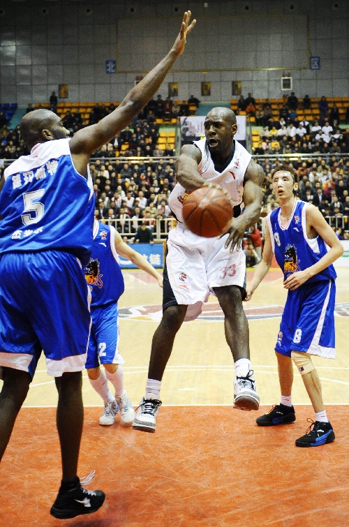 重庆力帆在主场展现强大实力，轻松战胜河北华夏