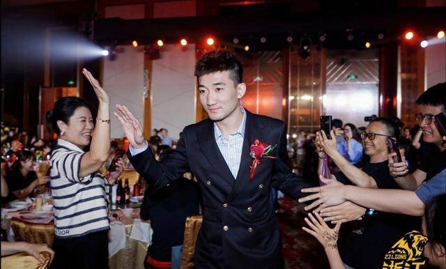 CBA球队举行庆功宴,共庆胜利 CBA球队举行庆功宴,共庆胜利