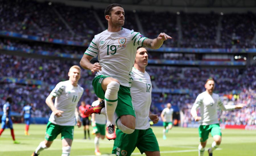 爱尔兰男子足球队挑战成功，赢得胜利笑容