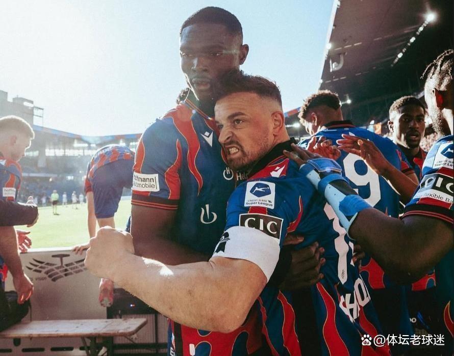 红蓝军团交战激发球迷激情 红蓝军团交战激发球迷激情