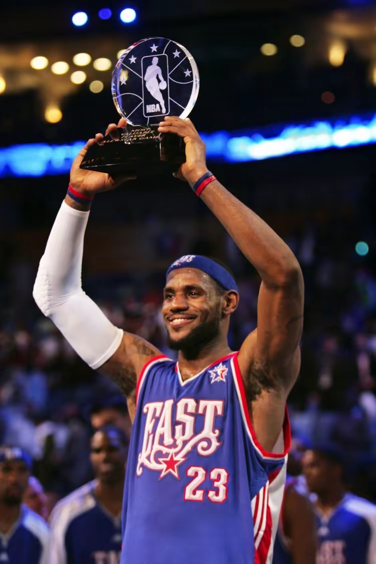 艾克考德威灌篮板球,助球队取得重要胜利 艾克考德威灌篮板球,助球队取得重要胜利