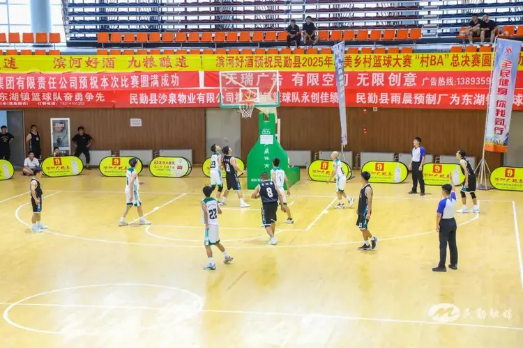 竞技体育界掀起一股热浪，篮球比赛吸引众多观众