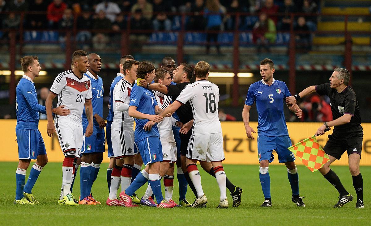 意大利和瑞士就在一场激动人心的比赛中交锋 意大利和瑞士就在一场激动人心的比赛中交锋