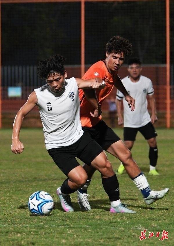 热身赛场上球员实力碰撞,精彩纷呈 热身赛场上球员实力碰撞,精彩纷呈