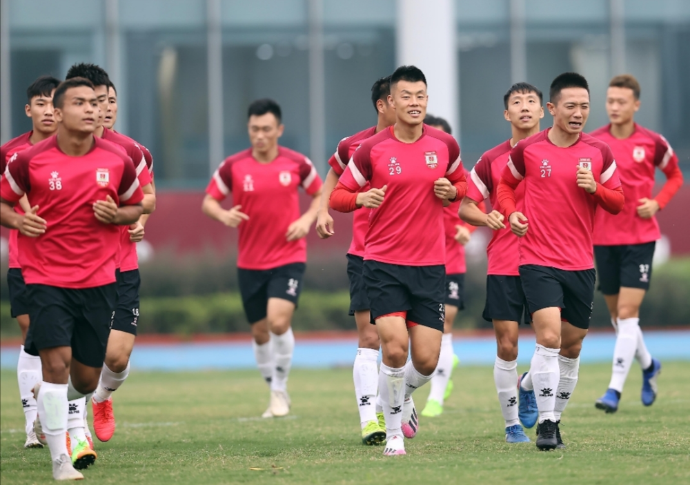 紧张对决拉开帷幕,火箭队赢得开门红 紧张对决拉开帷幕,火箭队赢得开门红